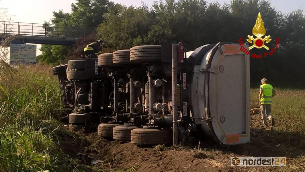 Incidente in autostrada: perde il controllo del Tir e si ribalta - 