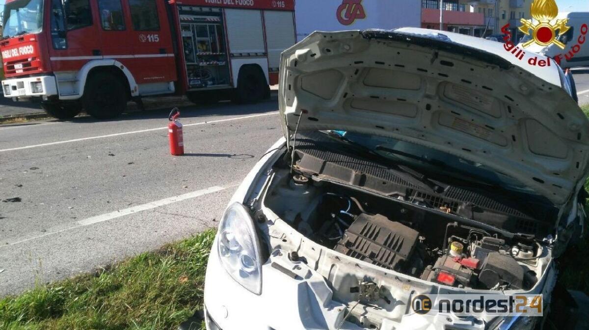 Fiume Veneto. Violento scontro frontale tra due auto: feriti e viabilità bloccata - 