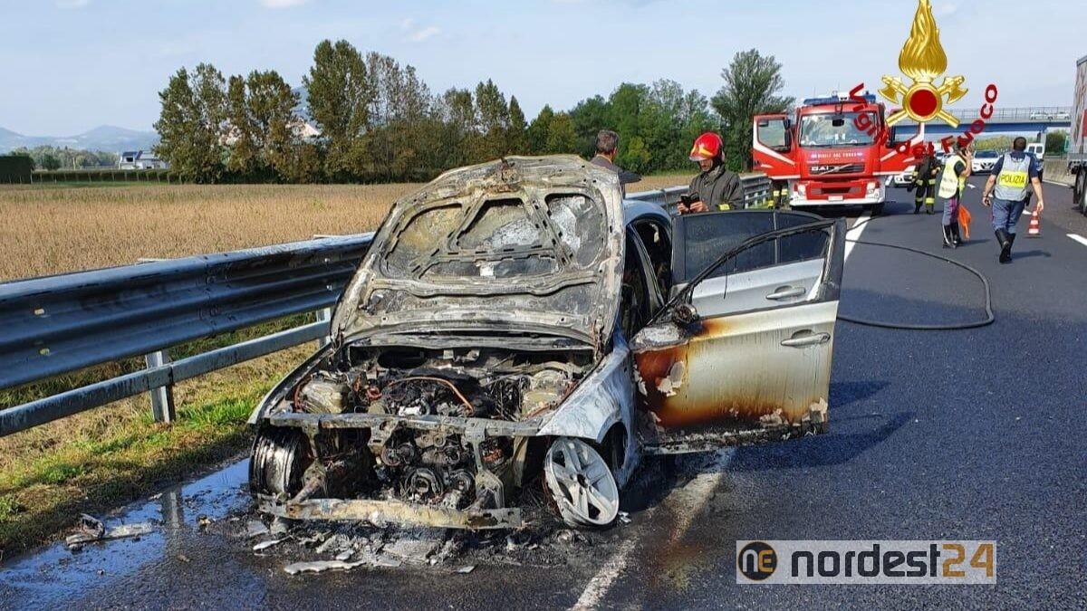 Incendio in Autostrada: auto distrutta dalle fiamme - 