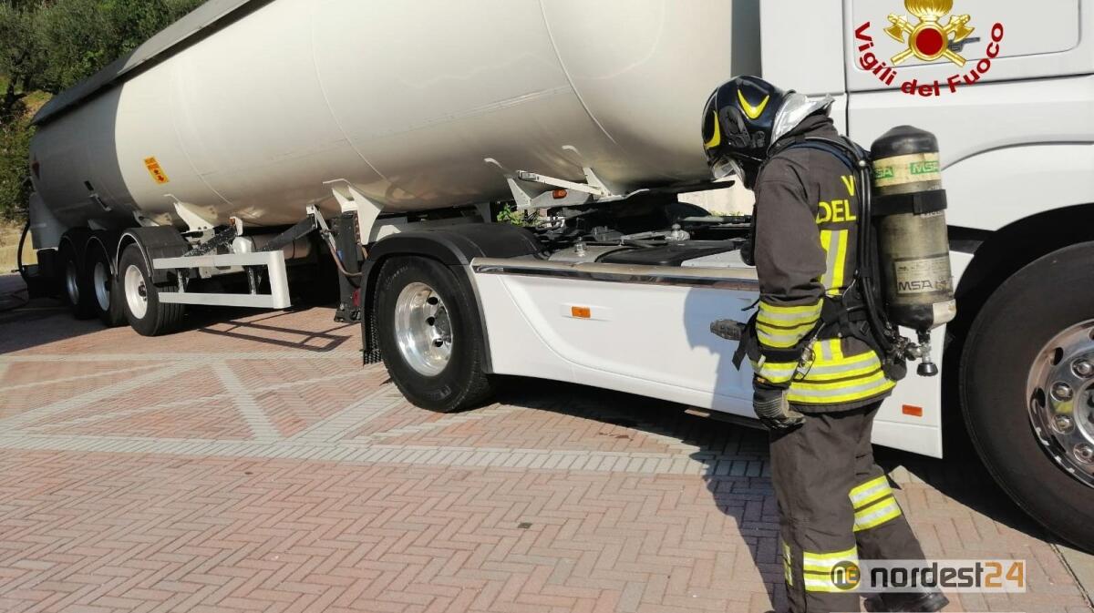 Copiosa perdita di gas dal distributore: vigili del fuoco sul posto - 