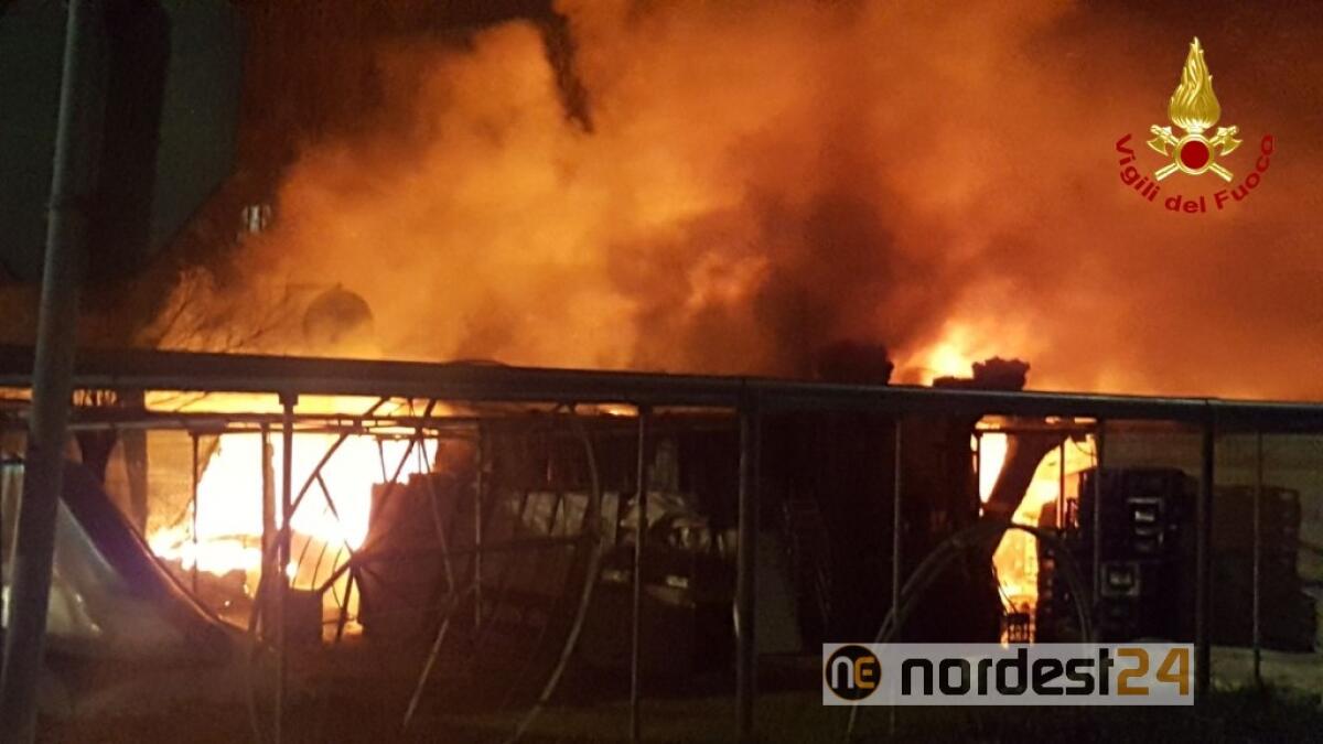 Udine, vasto incendio al campo nomadi. Fumo visibile da lontano - 