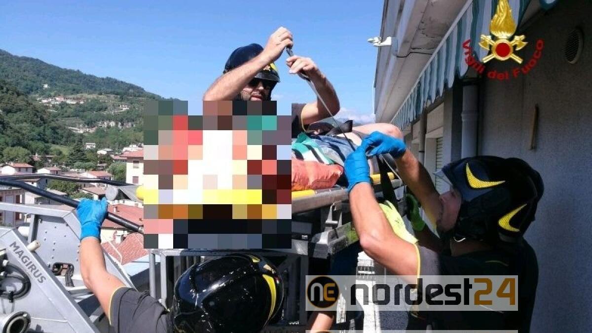 Chiuso fuori casa, si cala dal tetto per rientrare, ma precipita - 