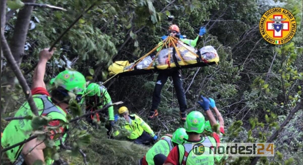 Esce di strada con l'auto e precipita per 70 metri: è grave - 