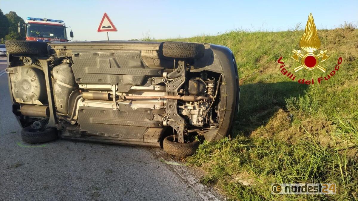 Cadoneghe, perde il controllo dell'auto e si rovescia: ferita una donna - 