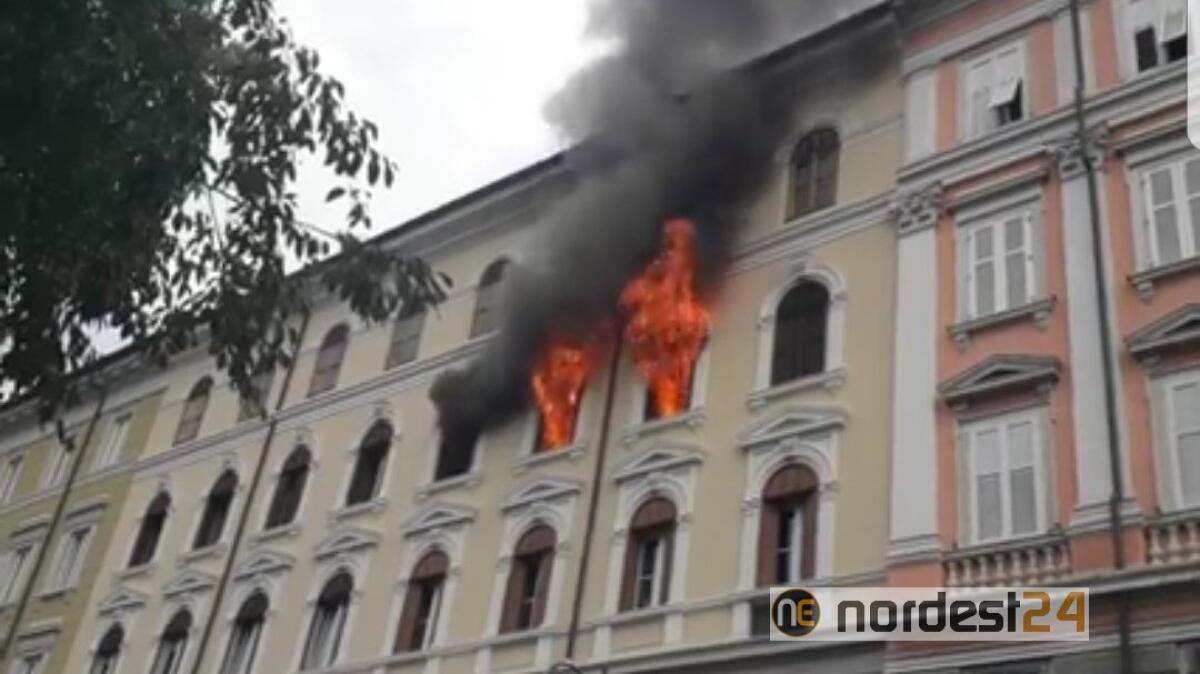 Trieste, appartamento divorato dalle fiamme. Grave incendio in viale Miramare - 