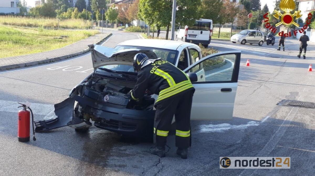 Pordenone, si schianta contro un muro e abbatte un palo dell'illuminazione - 