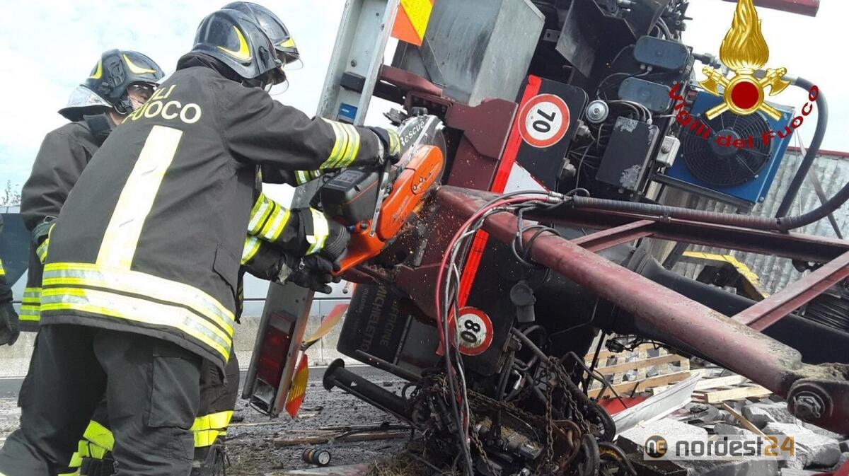 Inferno in autostrada: tir si ribalta. Ferito l'autista, strada chiusa. - 