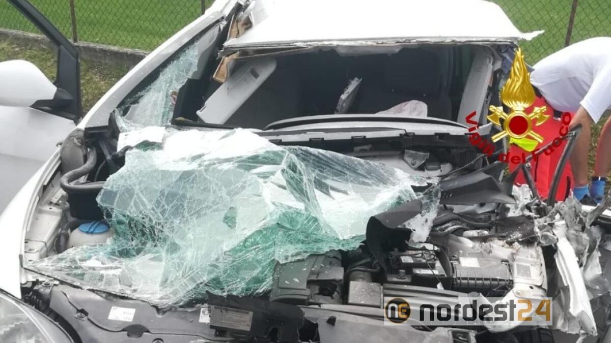 Scontro tra auto e camion: morta una donna 52enne - 