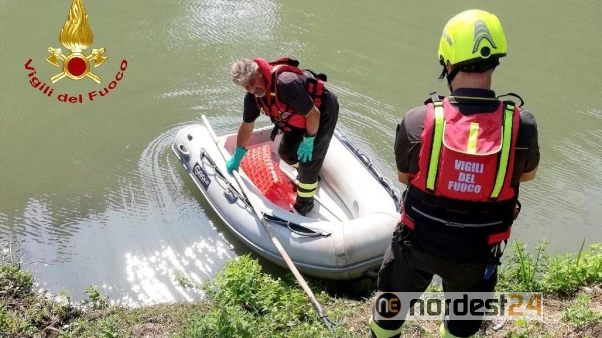 Uomo senza vita nel canale lungo la passeggiata: recuperato il corpo - 