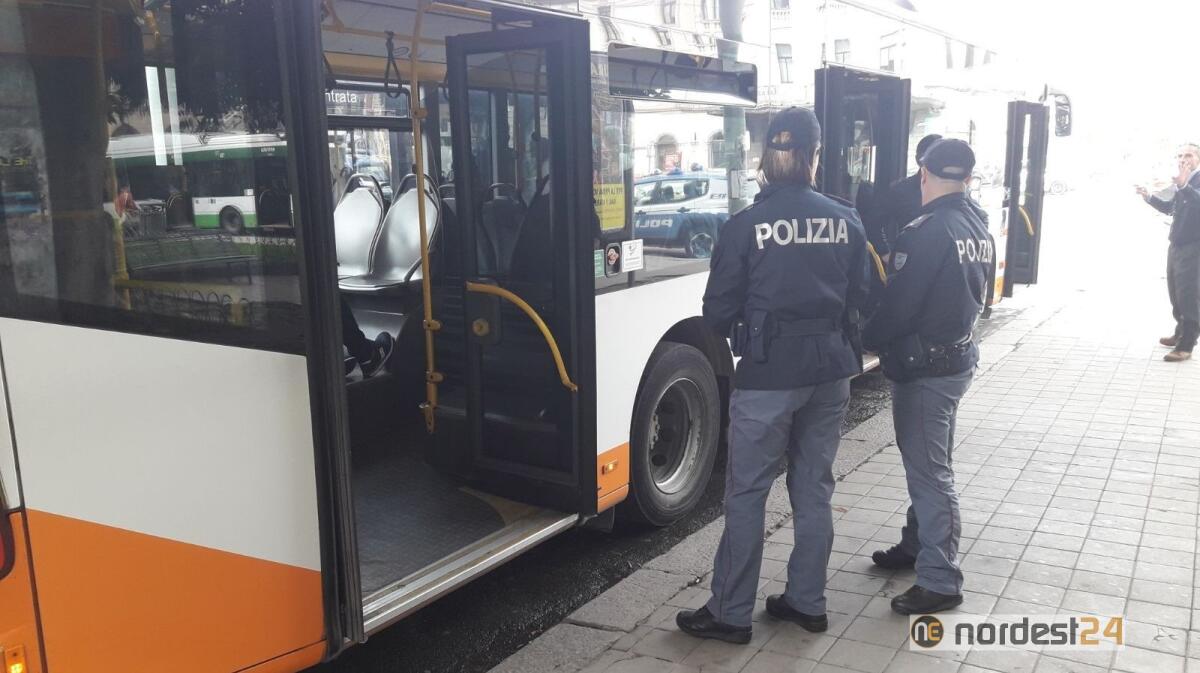 Trieste. Senza biglietto sul bus, minaccia le guardie con un coltello - 