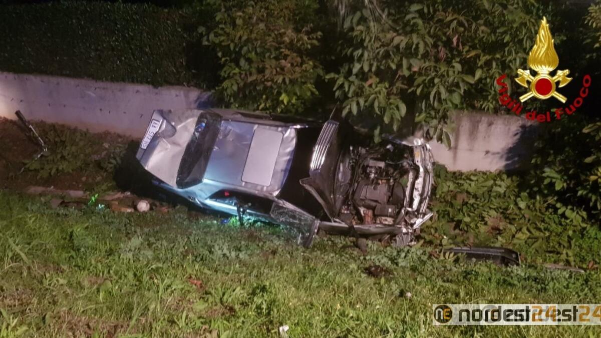 Incidente tra 2 auto, una si rovescia nel fossato: 2 feriti - 