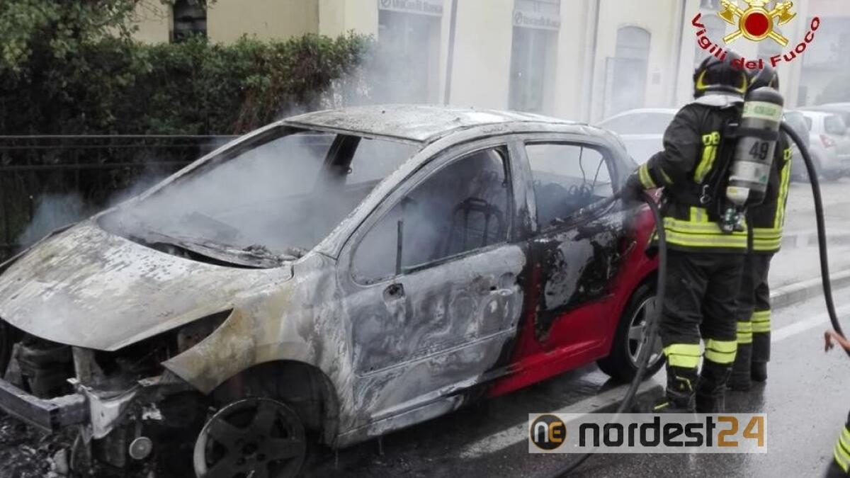 Auto a benzina GPL va a fuoco: paura nel pomeriggio - 