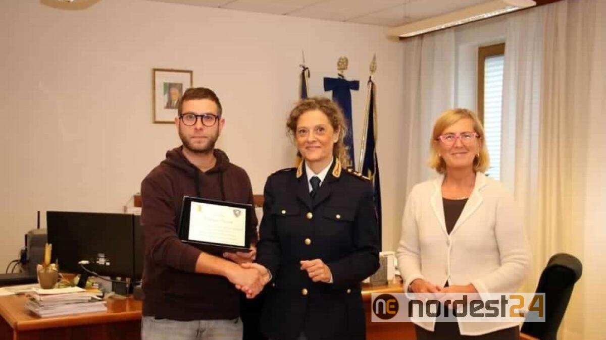 Udine. Aiuta la Polizia a catturare due ladri in autostrada: premiato dal Questore - 