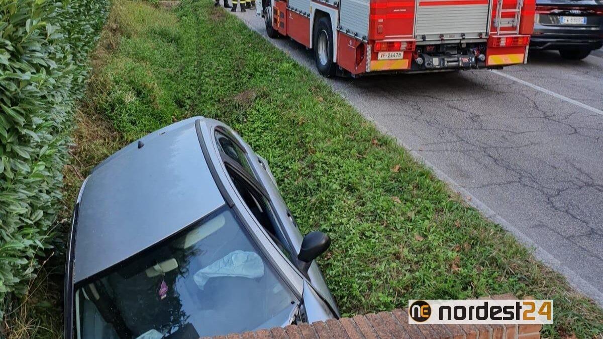 Montegrotto Terme. Finisce con l'auto nel fossato: ferito il conducente - 