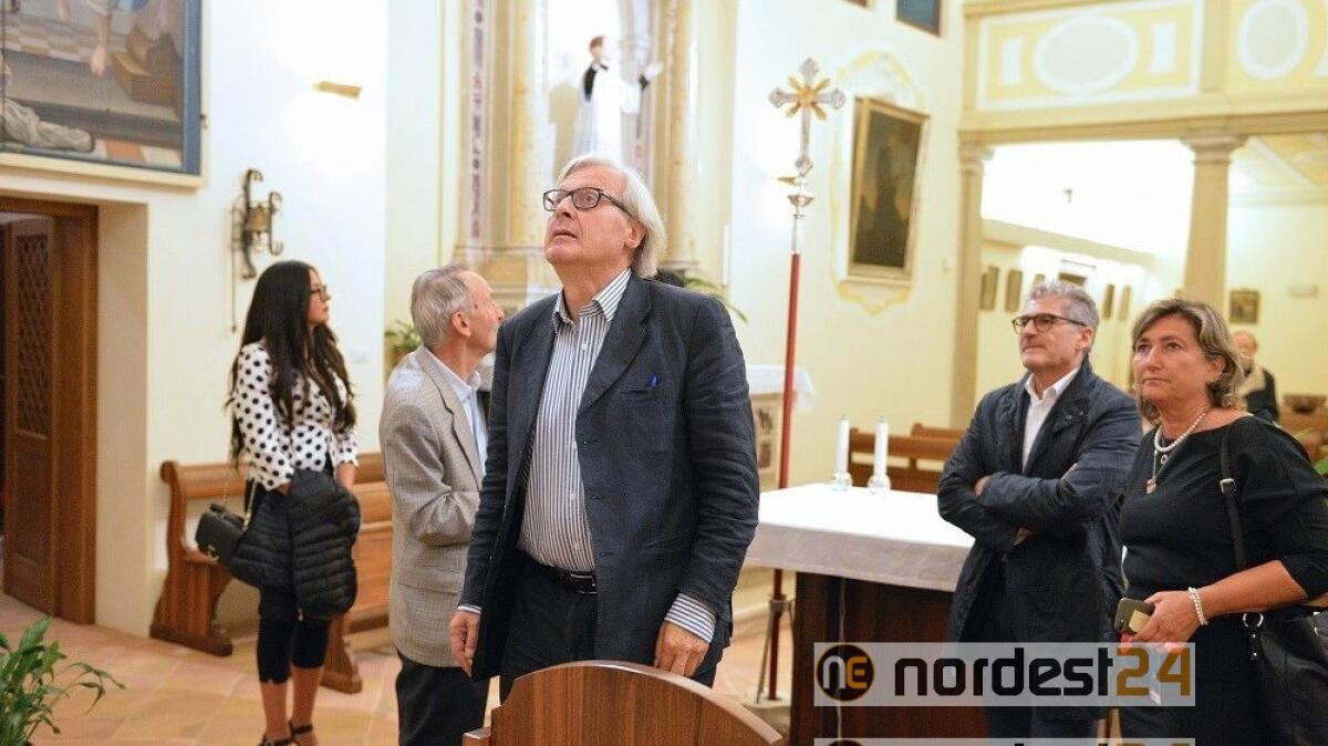 Latisana, Sgarbi in visita alla Chiesa di S. Antonio dopo lo spettacolo "Leonardo" - 