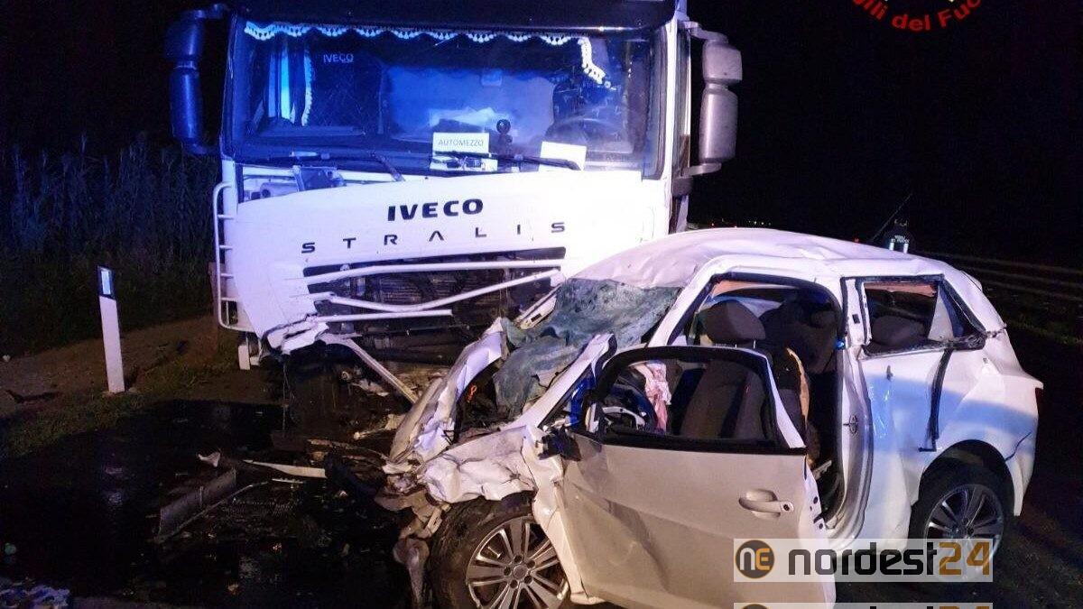Incidente frontale tra un'auto e un camion: deceduto l'automobilista - 