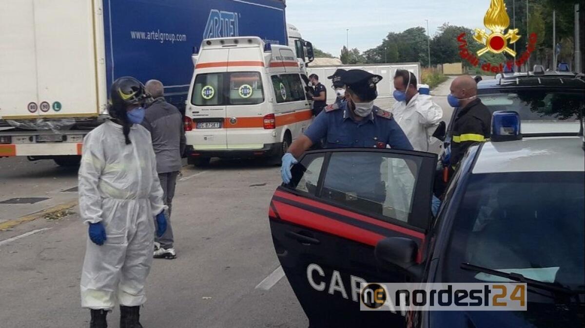 Soccorsi cinque clandestini nascosti in un camion di stufe - 