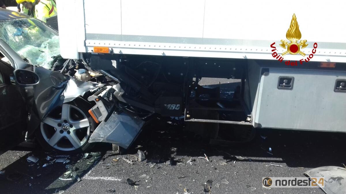 Tamponamento in A4: 23enne di Udine incastrato tra le lamiere - 