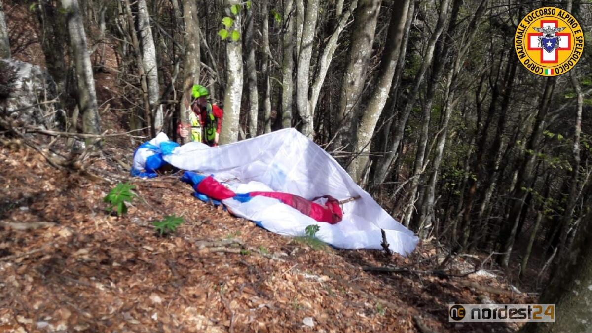 Precipita con il parapendio: 21enne ferita gravemente. Recupero in corso - 