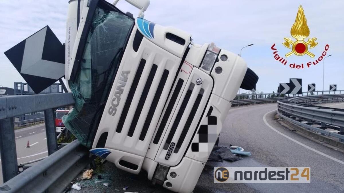 Tir si ribalta in prossimità del casello: traffico in tilt - 