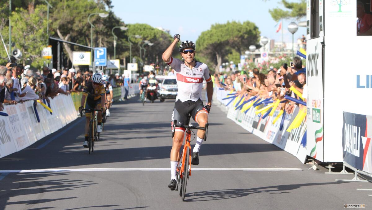 Ciclismo, giro del Friuli: conclusa la seconda tappa sul lungomare di Lignano - 