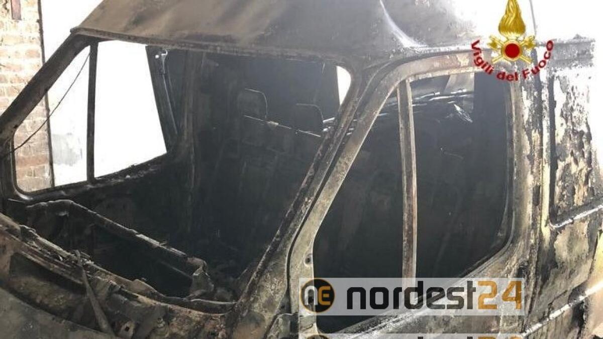 Urbana. Incendio di un furgone all'interno di una "barchessa" - 