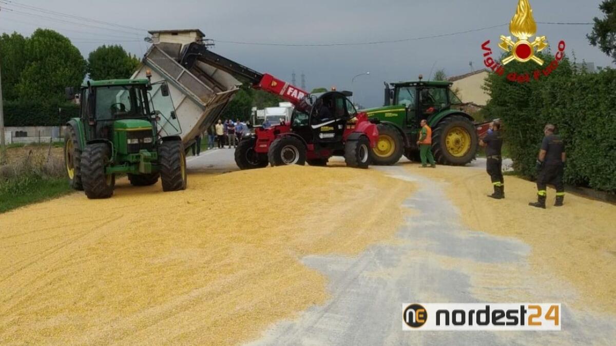 Rimorchio agricolo si rovescia e perde il carico: strada bloccata, autista ferito - 