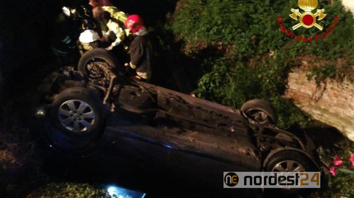 Con l'auto nel fossato: ferita una donna - 