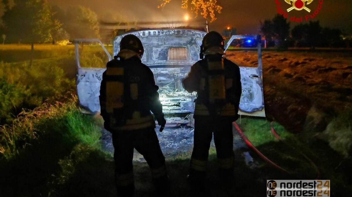 Incendio nella notte, furgone divorato dalle fiamme: distrutto - 