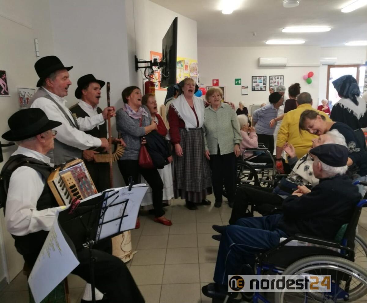 A Pieris festa e balli tradizionali per i compleanni nella Rsa di "Sereni Orizzonti" - 