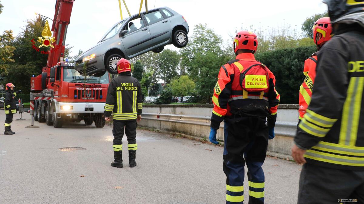 Tampona un'auto che finisce nel torrente e scappa - 