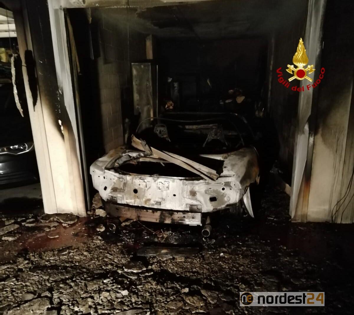 Auto a fuoco nel garage del condominio: evacuate 40 famiglie - 