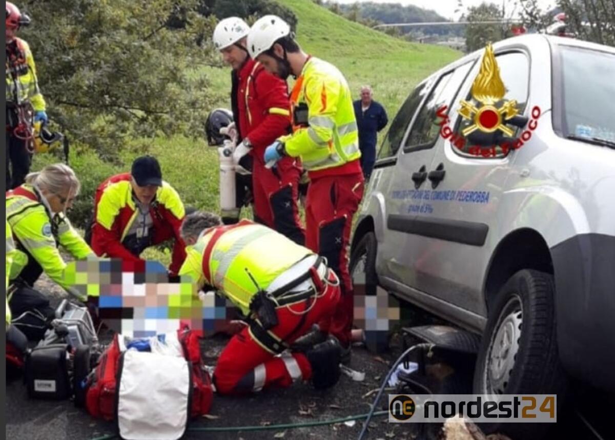 Dimentica il freno a mano e viene travolta dal suo furgoncino: 61enne grave - 