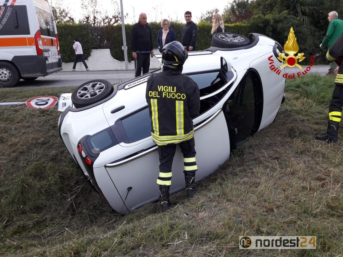 Fuori strada con l'auto: feriti due anziani - 