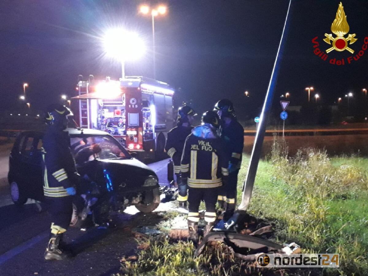 Incidente a Roveredo in Piano: auto abbatte un palo - 