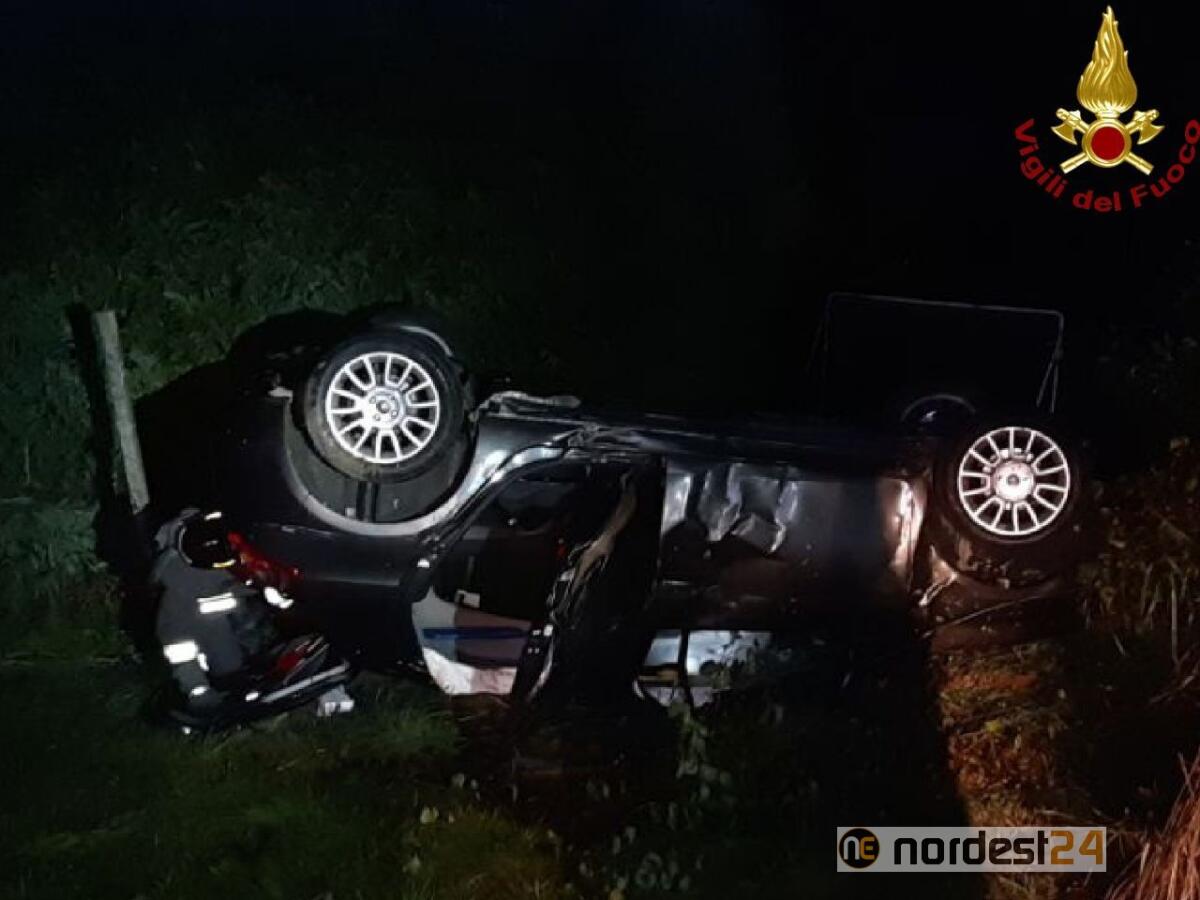 Incidente ad Azzano Decimo: si rovescia e finisce nel campo - 