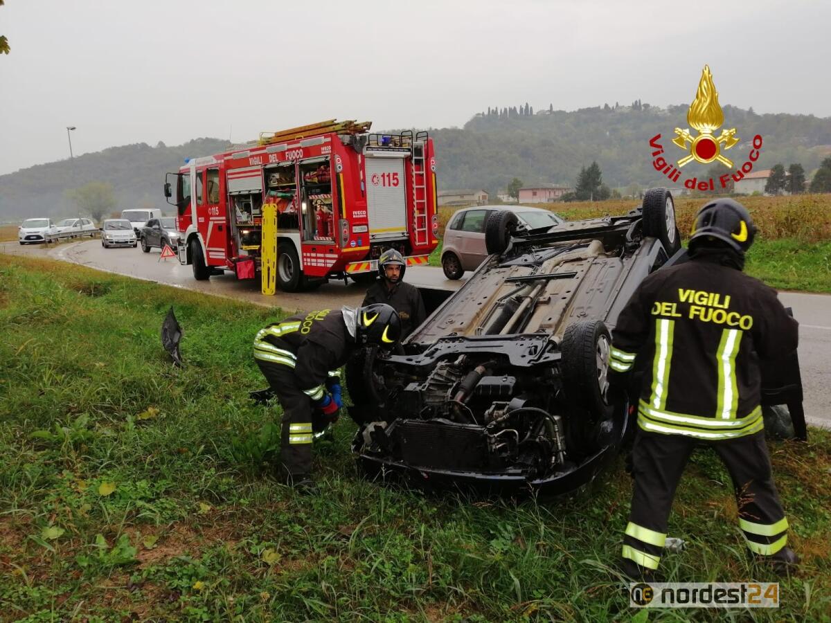 Perde il controllo dell'auto e finisce rovesciata fuori strada: donna ferita - 
