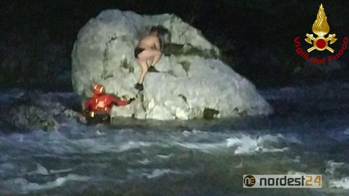 Si tuffa nel torrente Arzino per salvare un cane e attende i soccorsi - 