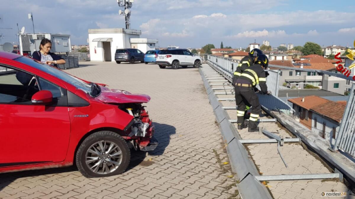 Sbaglia manovra e rischia di precipitare dal terzo piano - 