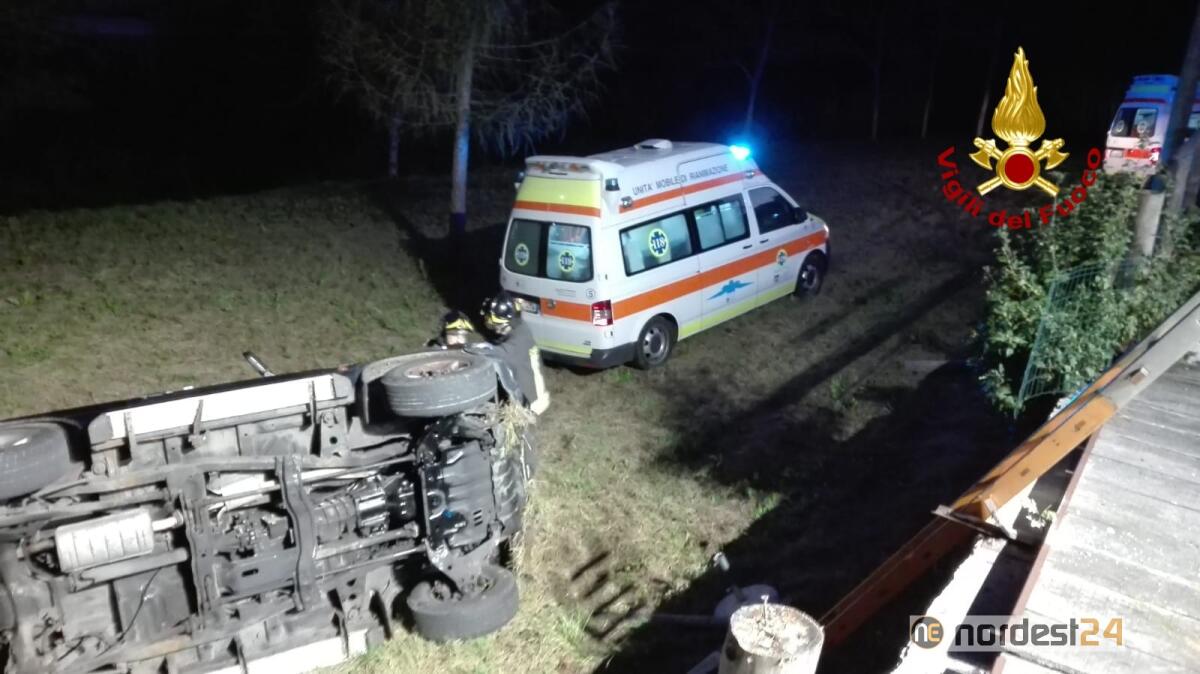 Perde il controllo del Pajero e si rovescia nel campo: due feriti - 