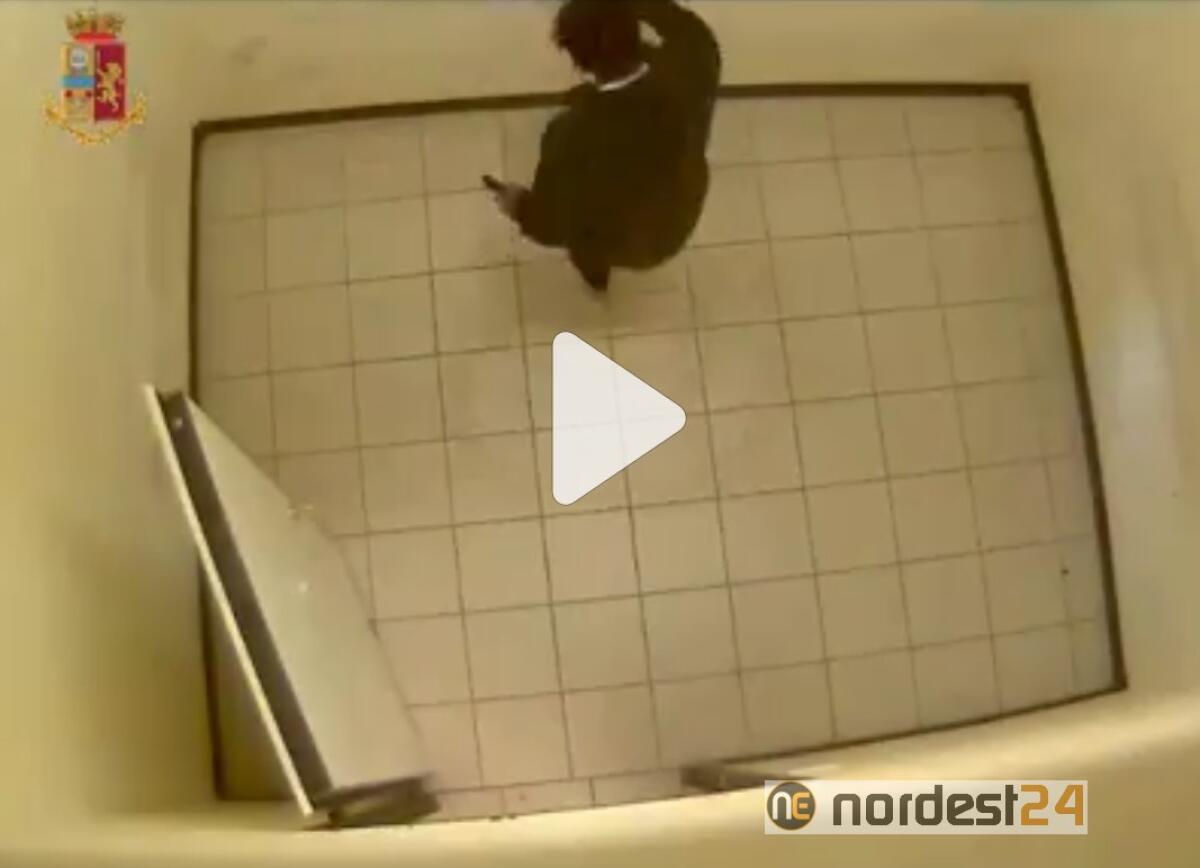 Il video della sparatoria in Questura a Trieste - 