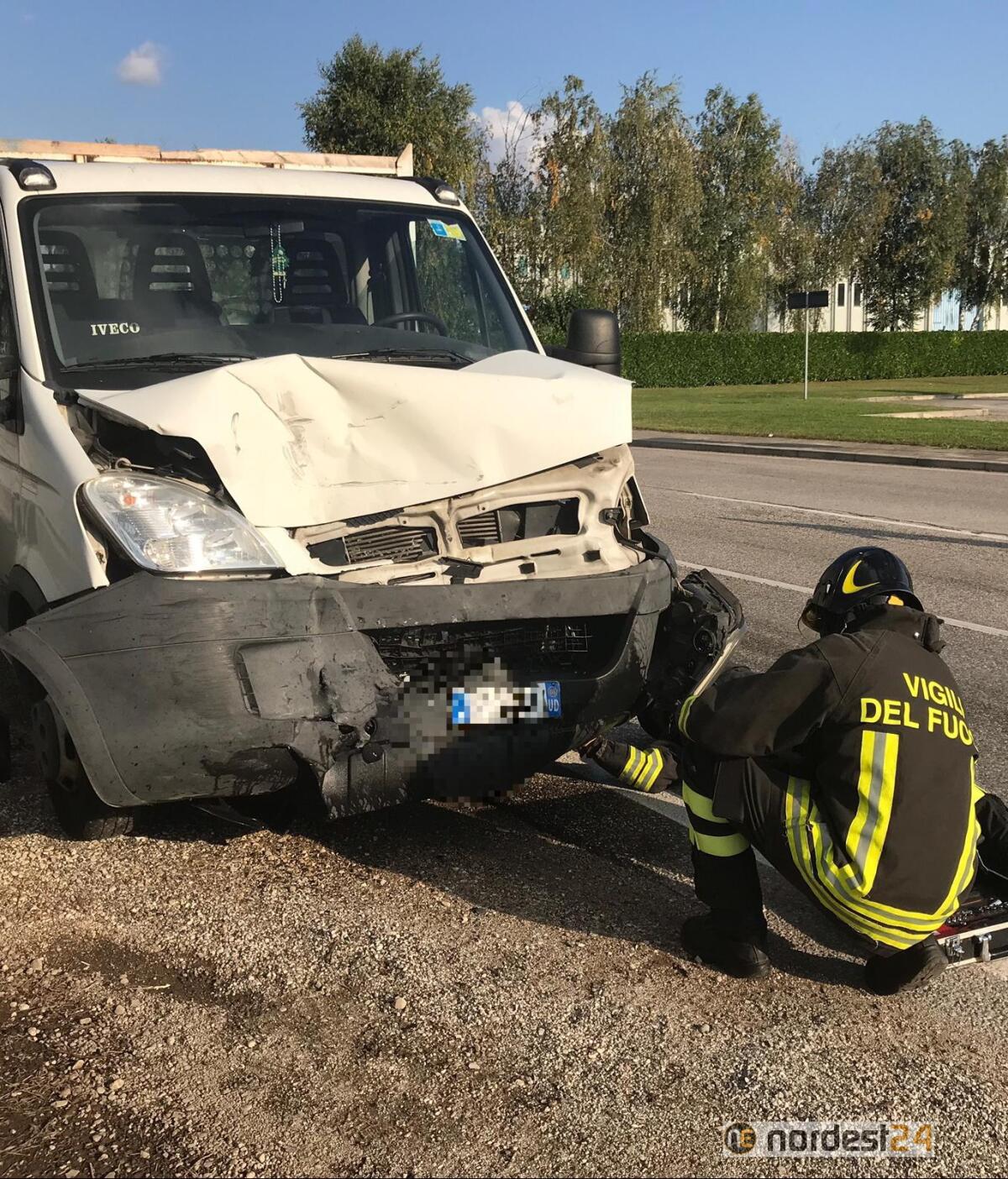 Incidente a Pradamano: scontro frontale tra due furgoni - 