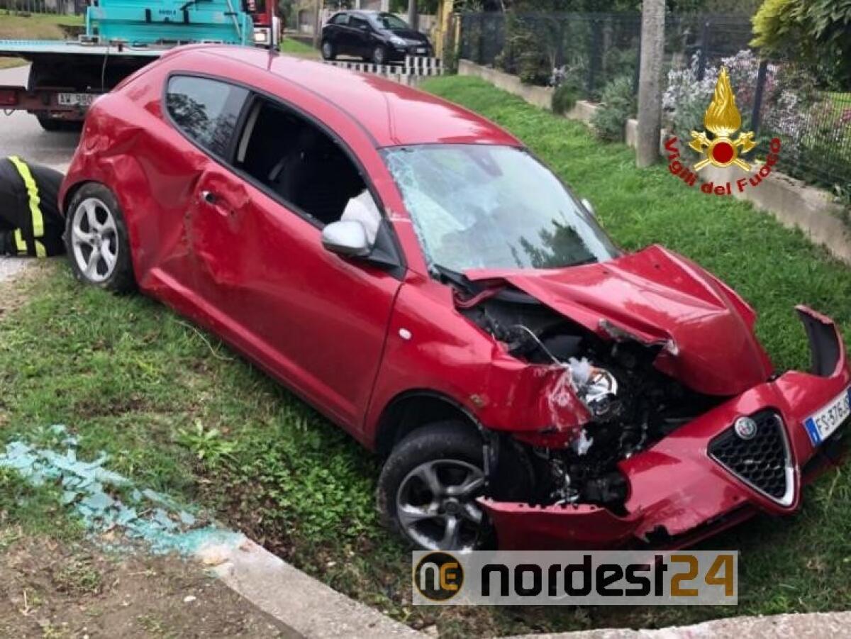 Perde il controllo dell'auto e finisce nel fossato: ferita una donna - 