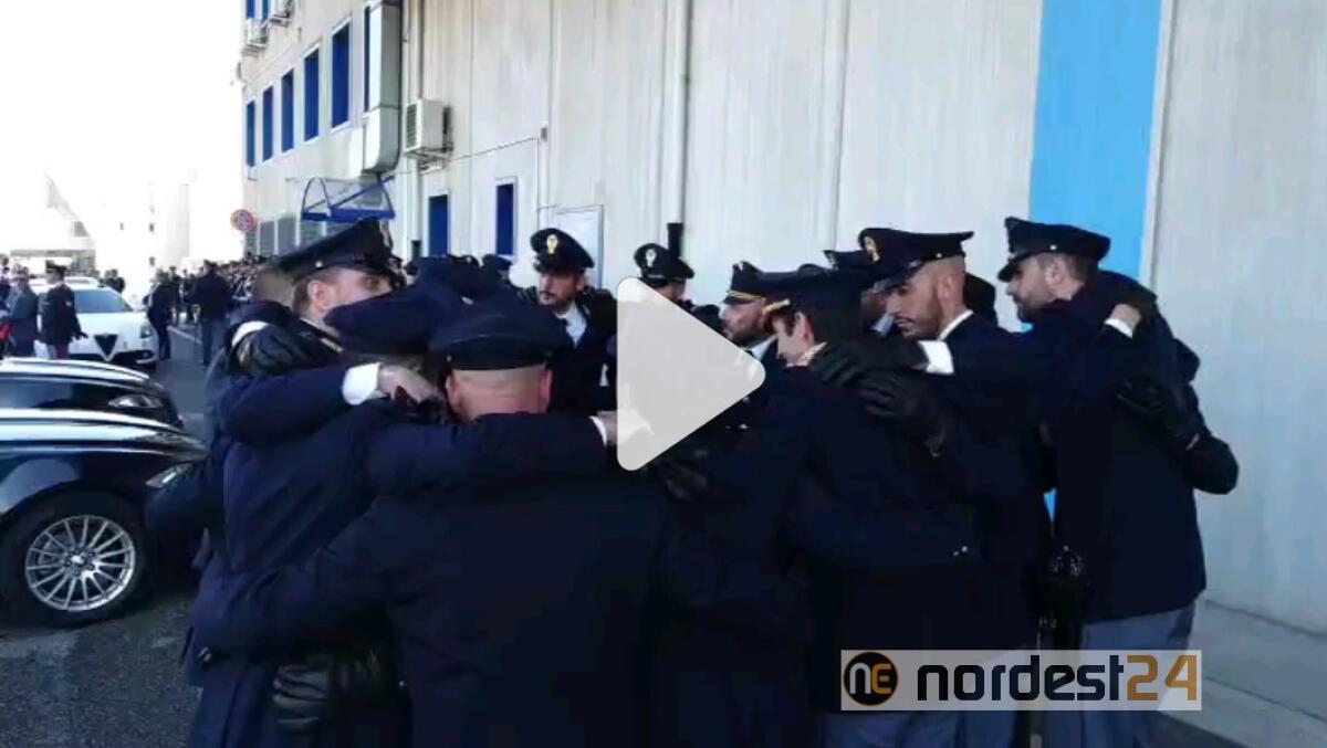 A Trieste i colleghi di Matteo e Pierluigi si stringono in un abbraccio - VIDEO - 