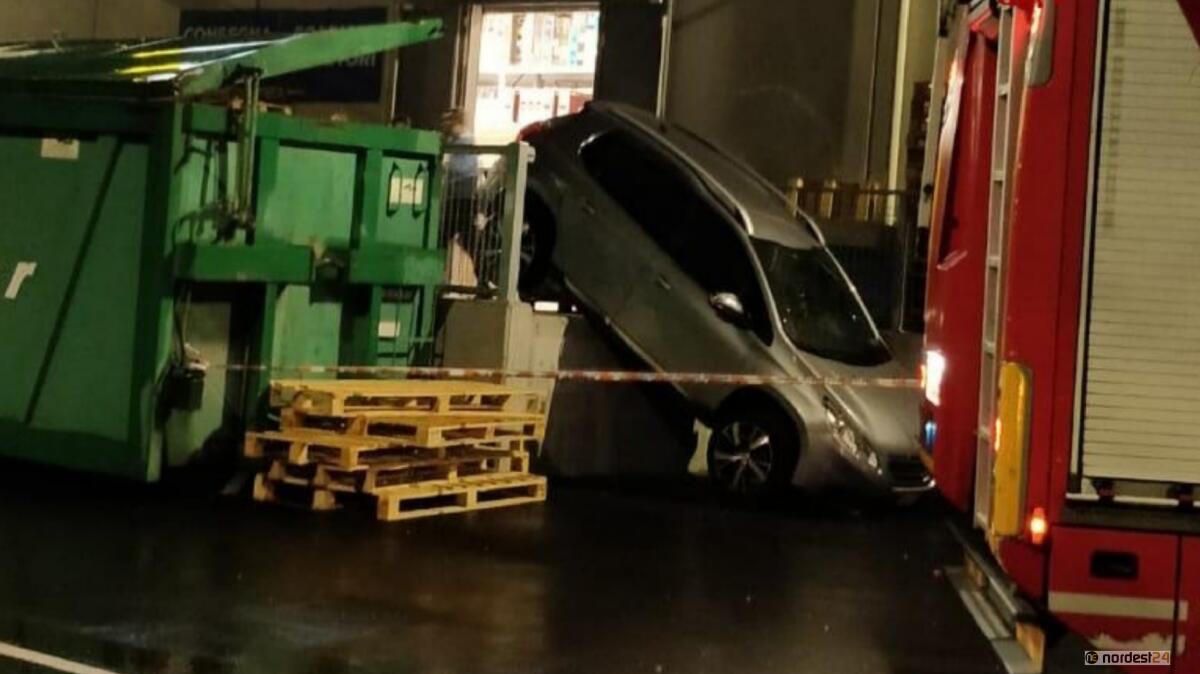 Sbaglia manovra e cade con l'auto da un muretto alto un metro e mezzo - 
