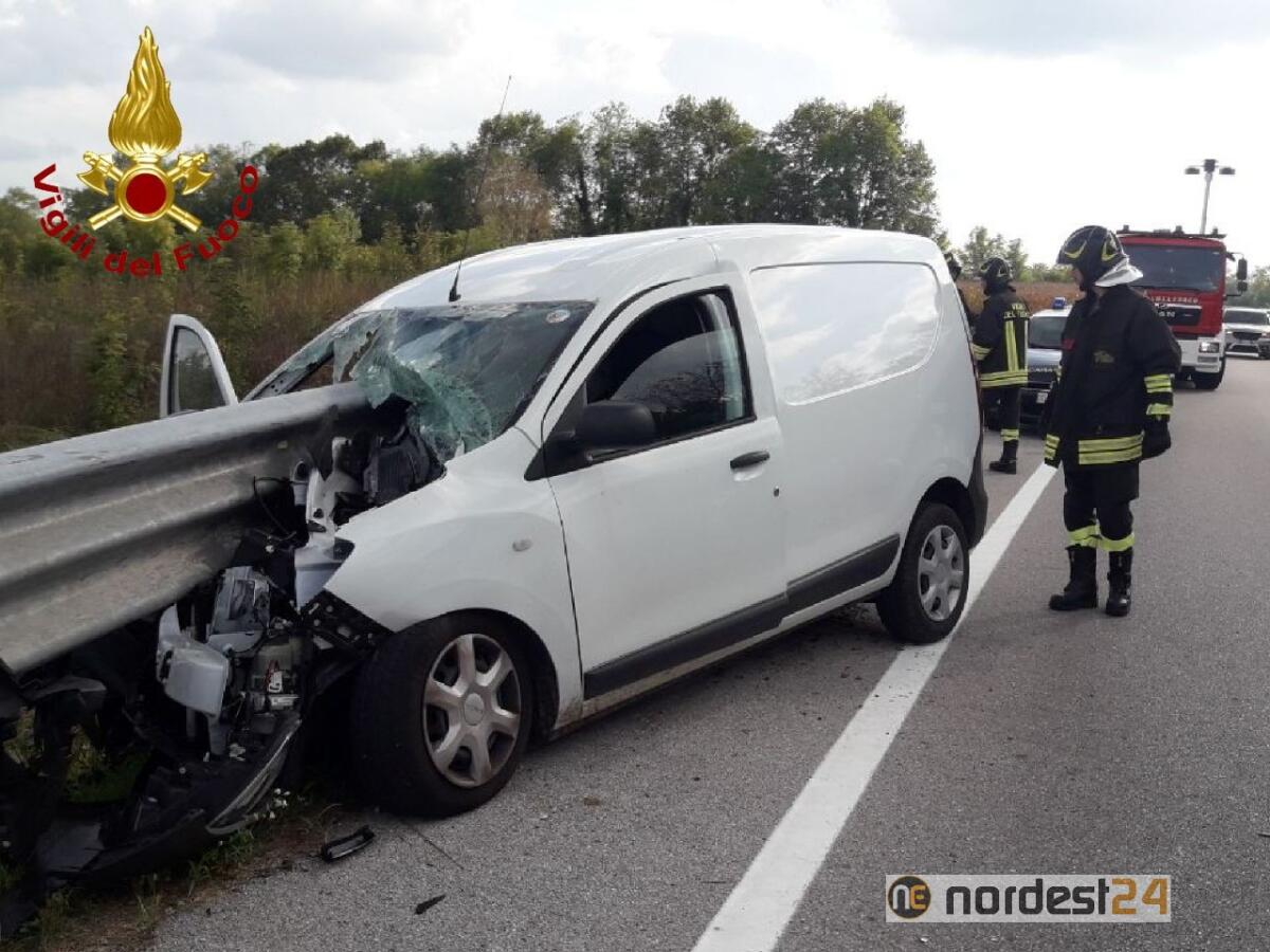 Pordenone. Guard rail gli attraversa la macchina: vivo per miracolo - 