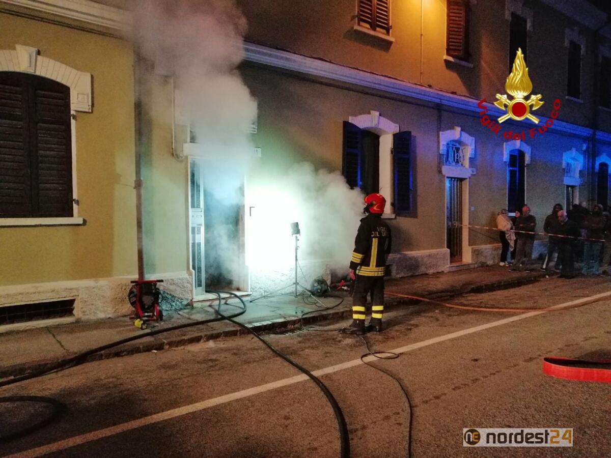 Incendio nel seminterrato: i pompieri salvano l'intero fabbricato - 