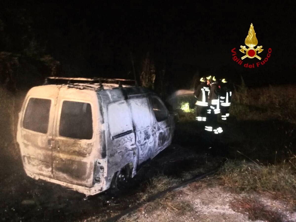 Incendio di un furgone a Colze di Montegalda: distrutto dalle fiamme - 