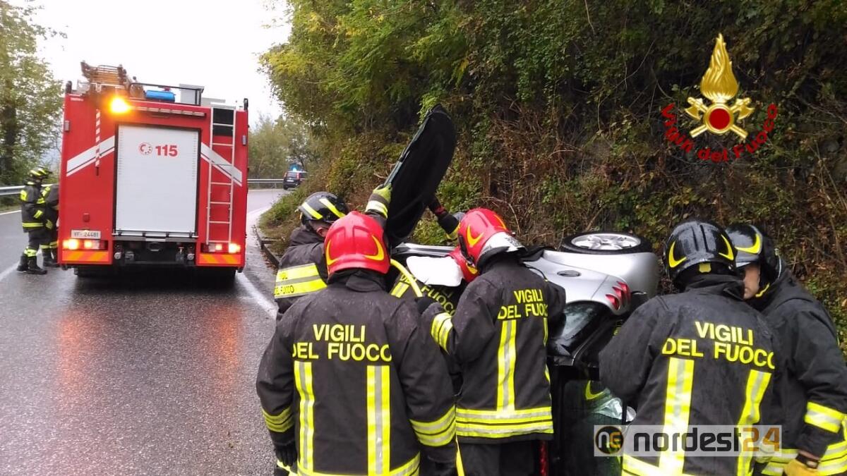 Perde il controllo dell'auto e si rovescia: ferita una donna - 