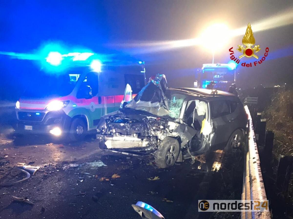 Schianto contro il platano: giovane estratto dalle lamiere, è grave - 